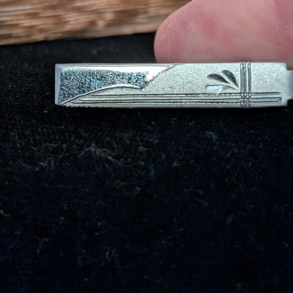 Vintage Sterling Silver Diamond Cut Etched Design Tie Clip - Picture 1 of 5